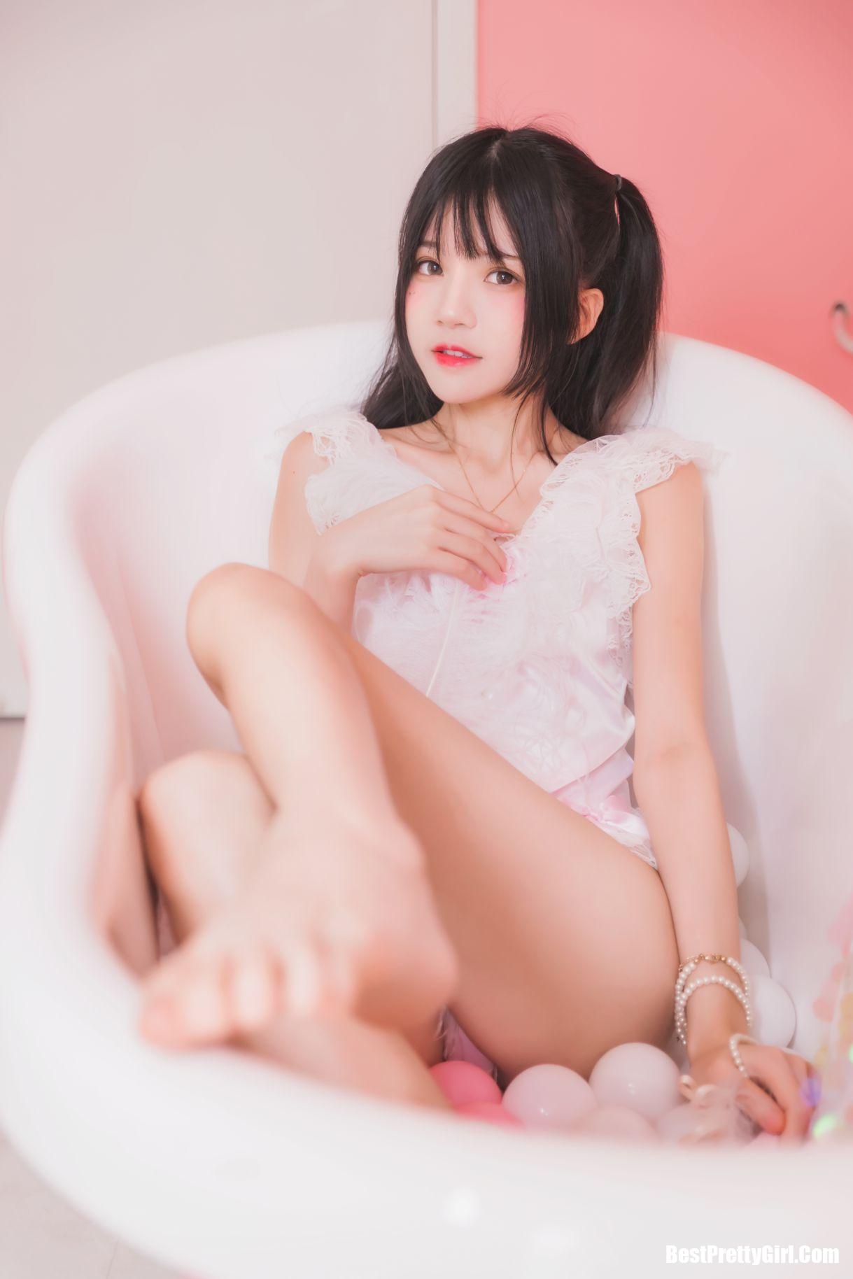 Coser@桜桃喵 Vol.016 冬眠2018系列 粉色浴缸 010