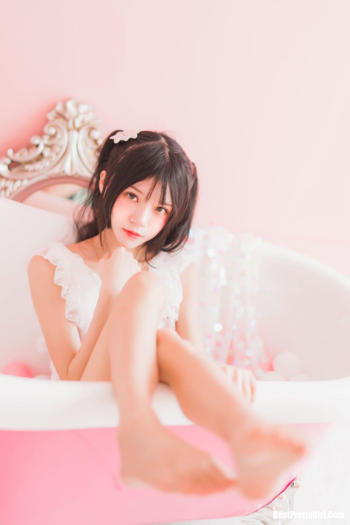 Coser@桜桃喵 Vol.016 冬眠2018系列 粉色浴缸 028