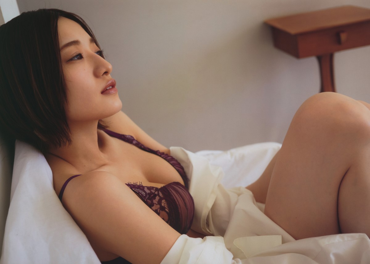 Photobook 2020.10.13 中田花奈1st写真集 好きなことだけをしていたい 112, 113 (Double Page).jpg