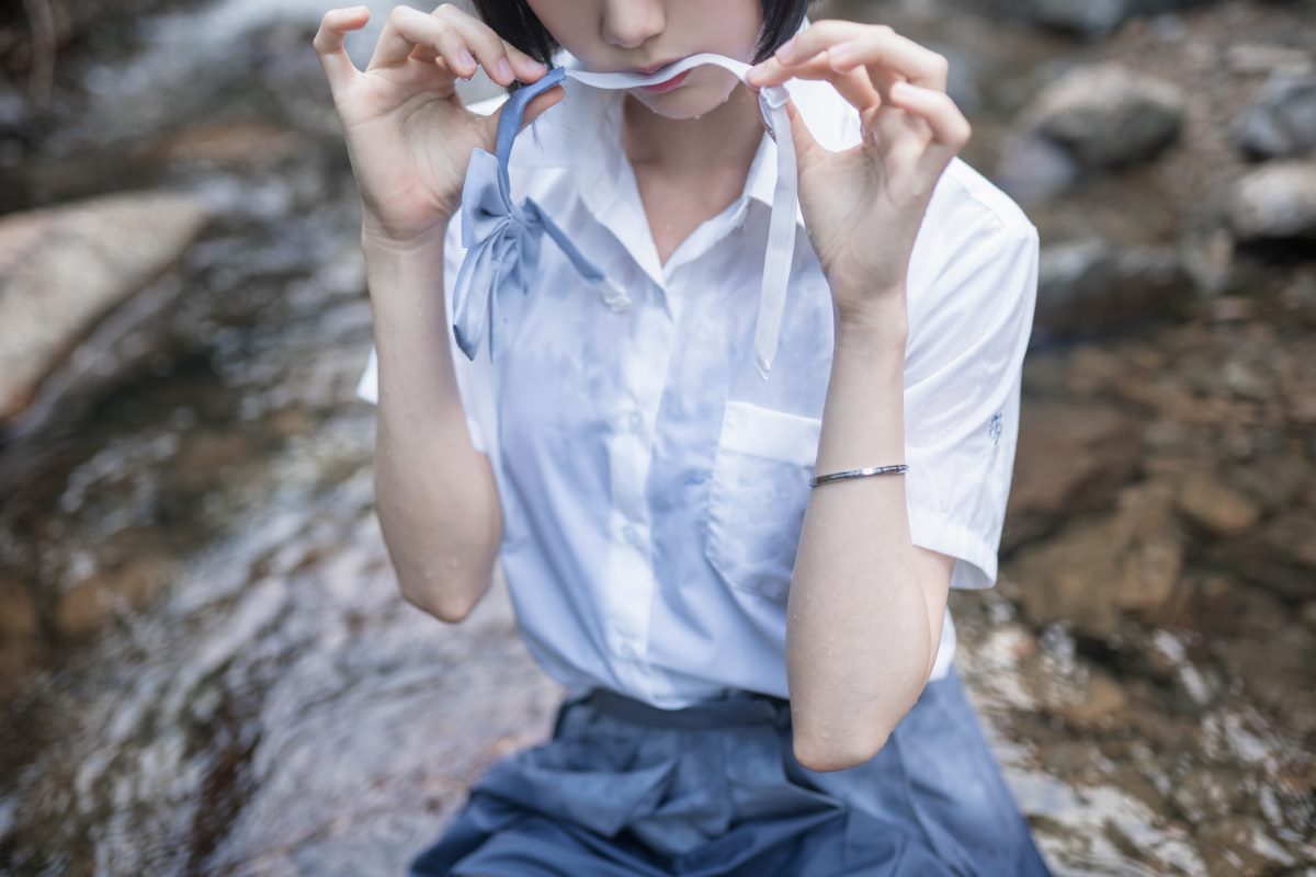 Coser@木绵绵OwO Vol 007 水色溪边制服 0031 1284014322.jpg