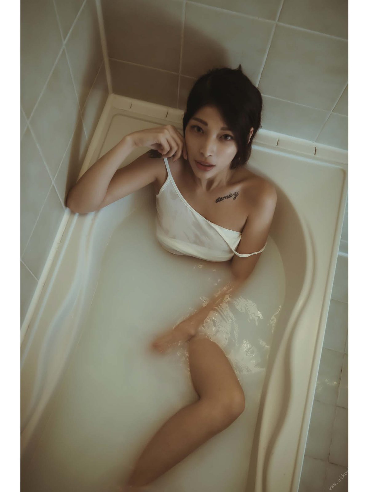 Photobook 2019 10 24 傻傻曈 Tone Tone 曈心未泯個人寫真 B 17 9058930309.jpg