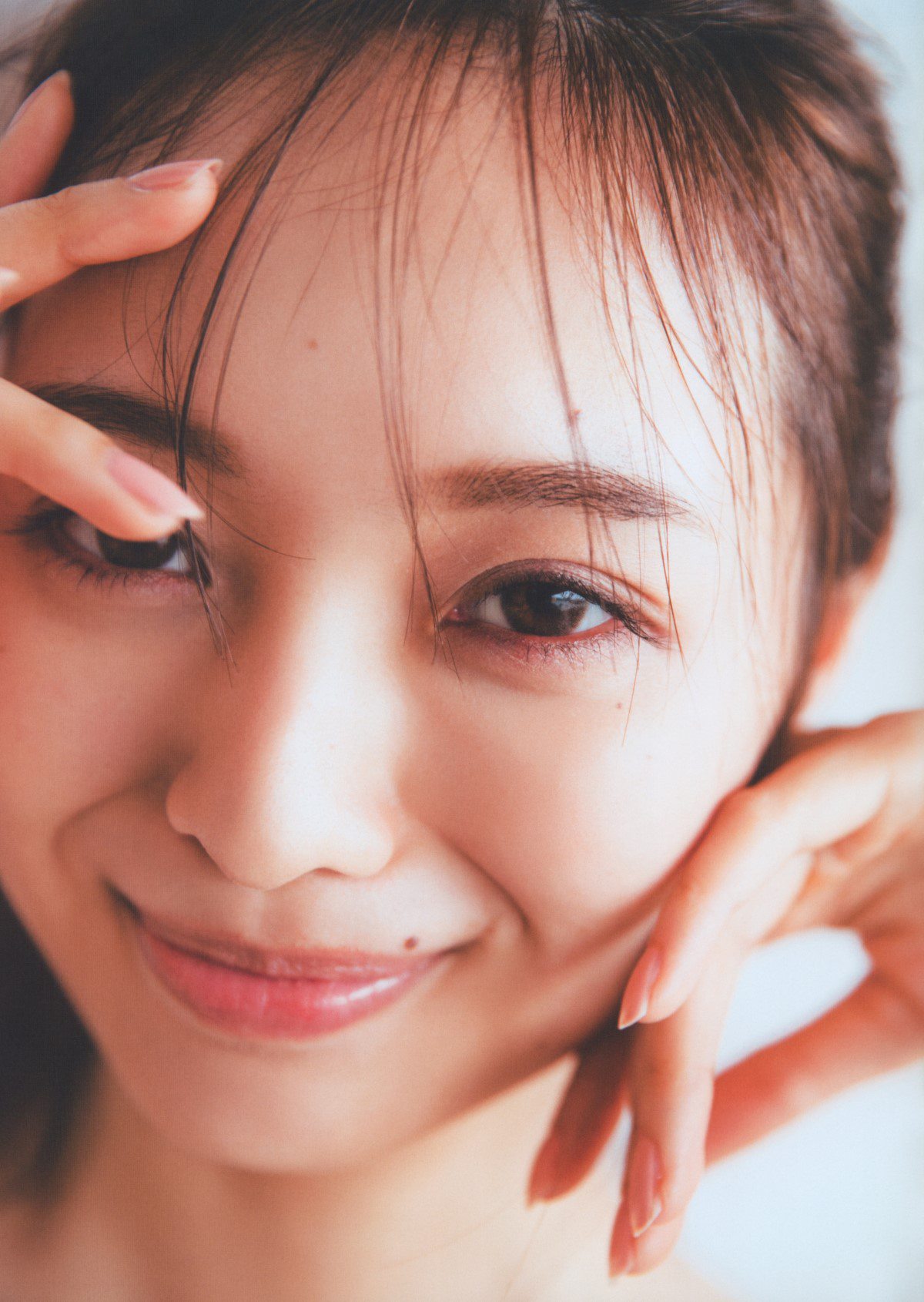 Photobook 2020 09 29 Minami Umezawa 梅澤美波 1st Photobook Near the dream 夢の近く A 00056 4038938622.jpg