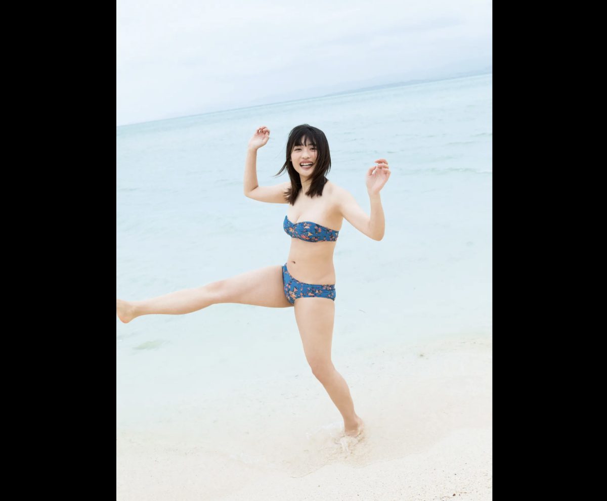 Photobook 2021 02 12 Momoka Ishida 石田桃香 1st Photobook MOMOKA 009 7796592378.jpg