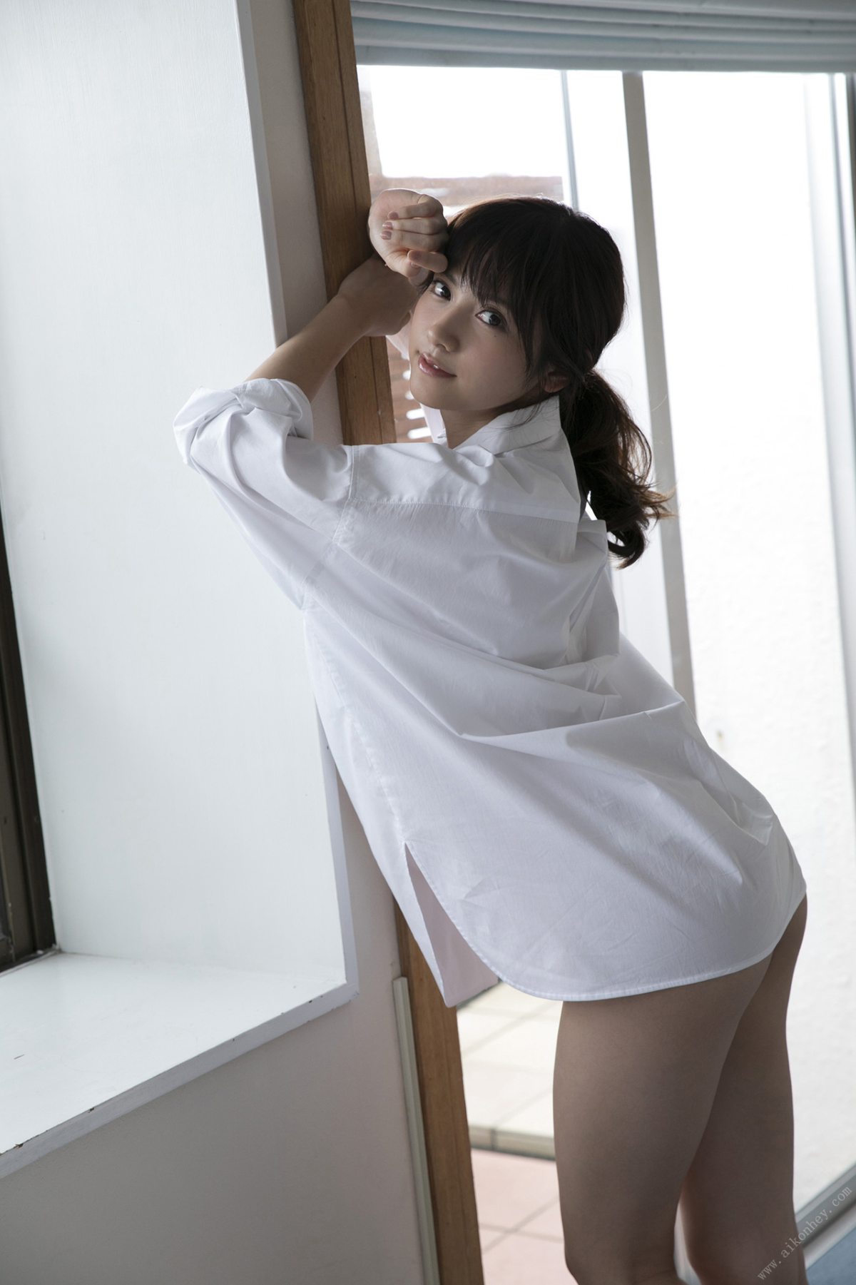 YOUNG Photobook 2019 05 28 Nashiko Momotsuki 桃月なしこ Nashiko Summer なしこＳｕｍｍｅｒ 000072 9847712762.jpg