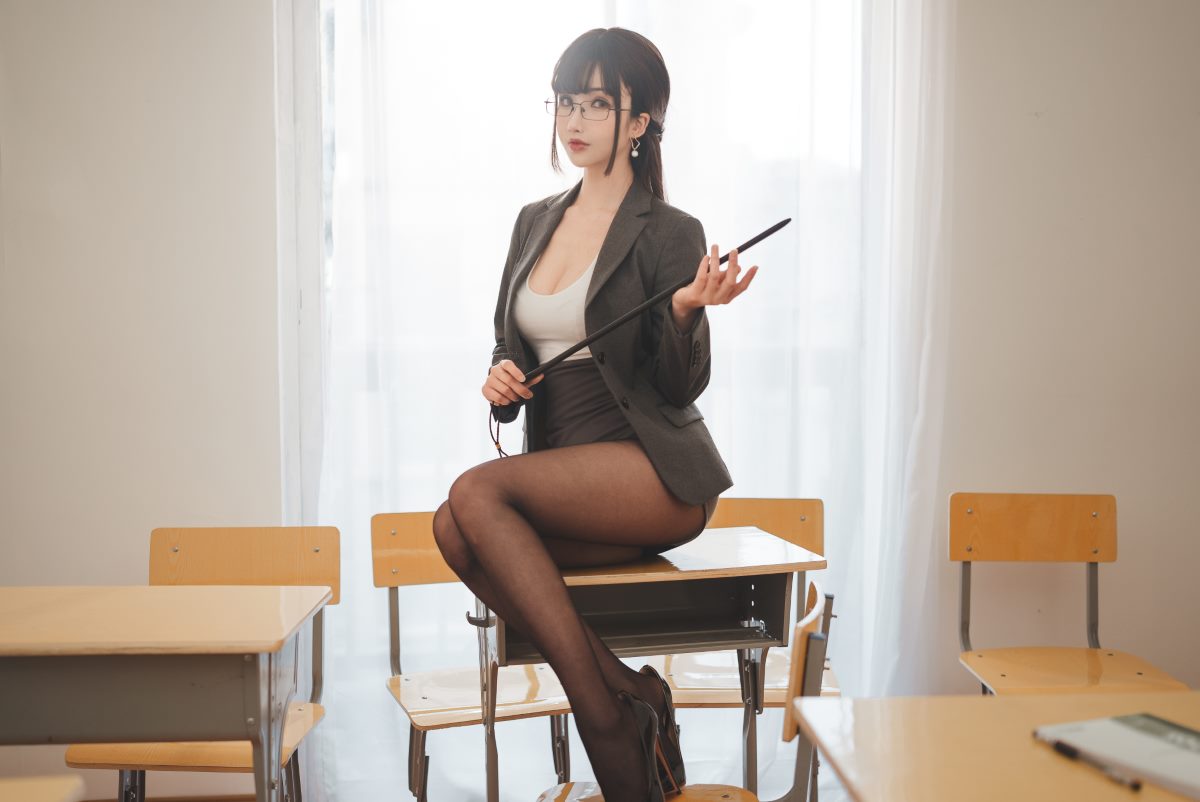 Coser@rioko凉凉子 Vol 081 年上の韵 奇怪的老师 0022 7777310527.jpg