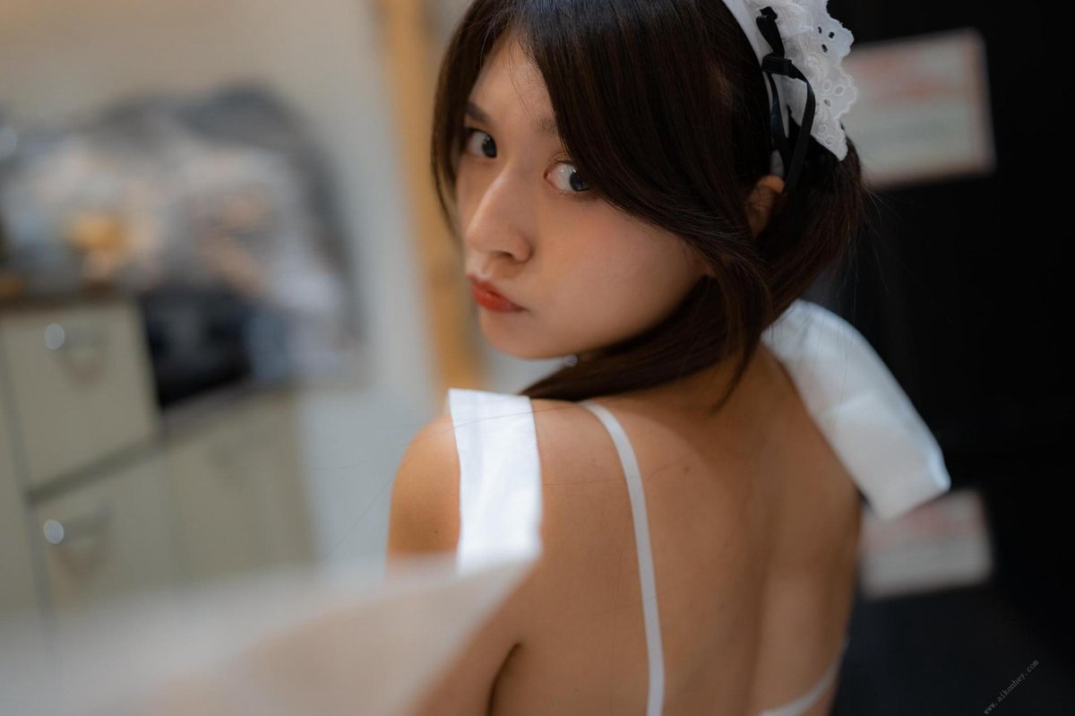 Photobook Aimi あいみ The maid who suddenly came to my house has no motivation 僕の家に突然やって来たメイドは、全くやる気がない 2021 10 15 A 0085 4588427552.jpg