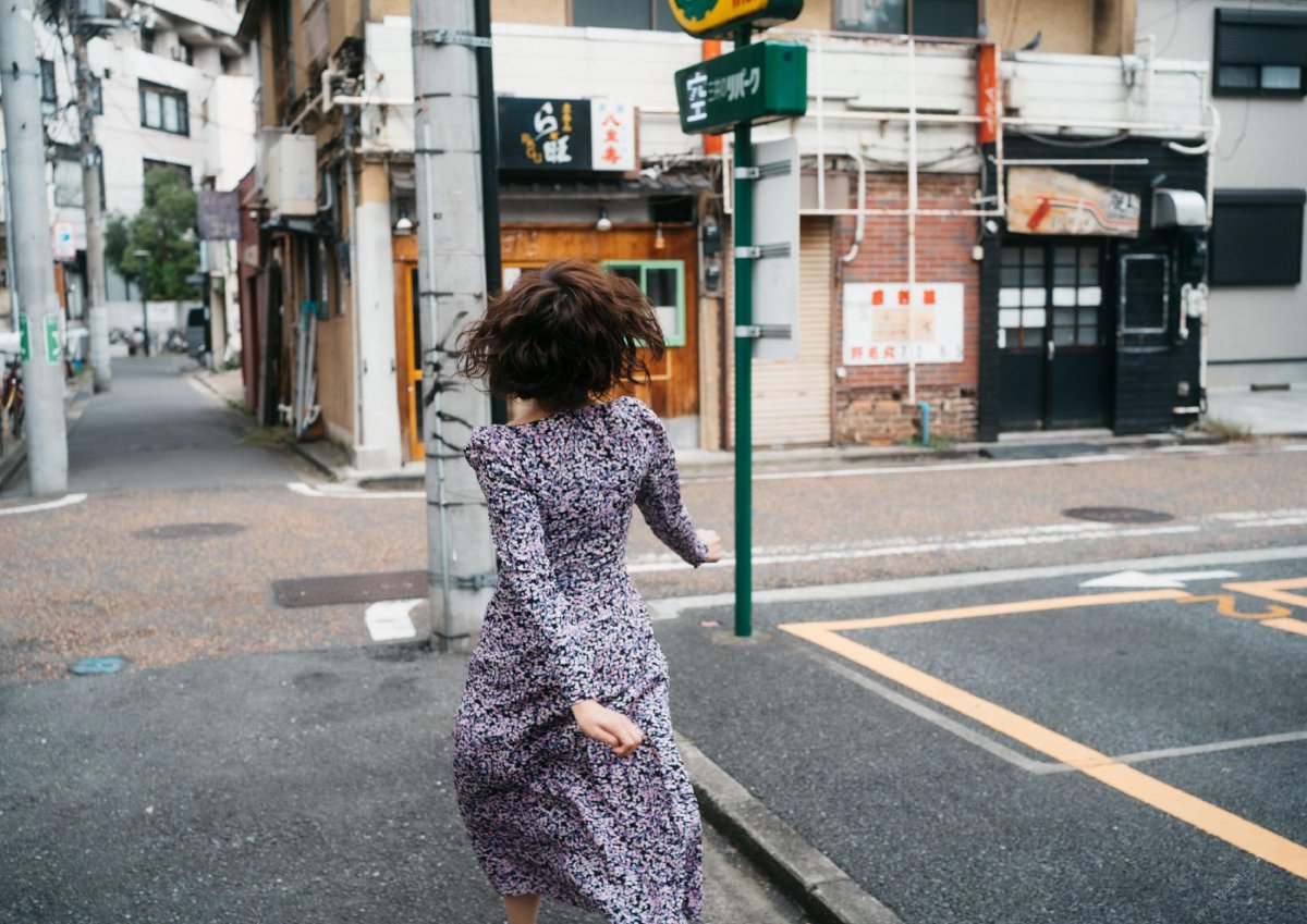 Photobook Eimi Hanamura 花村映実 Woman living in a hotel ホテルに住むオンナ 2020 11 11 A 0006 4005165177.jpg