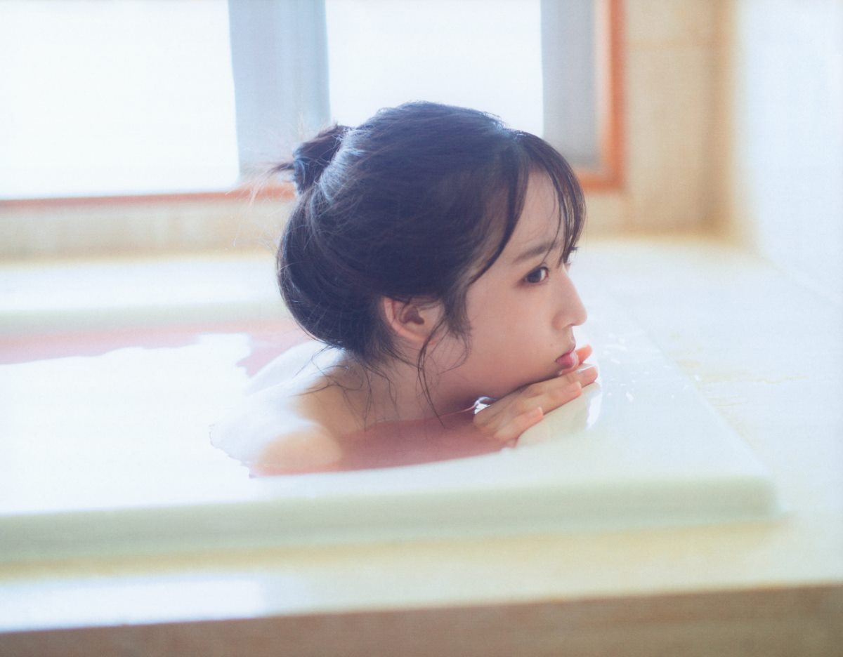 Photobook Yui Oguri 小栗有以 1st Photobook From the day I met you 君と出逢った日から 2022 01 18 0092 4853613946.jpg