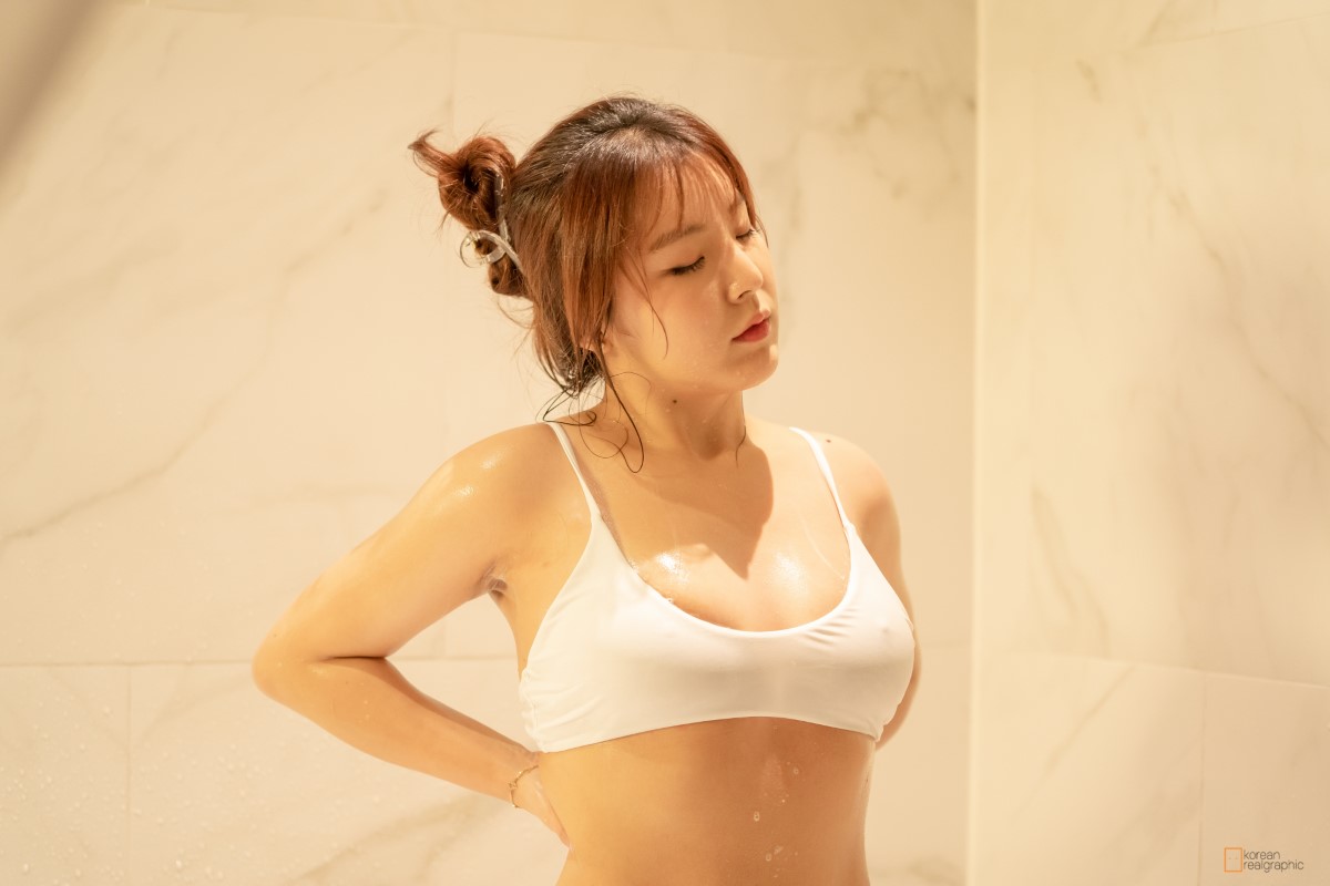 Korean Realgraphic No 046 Taking a shower 0037 9334820785.jpg