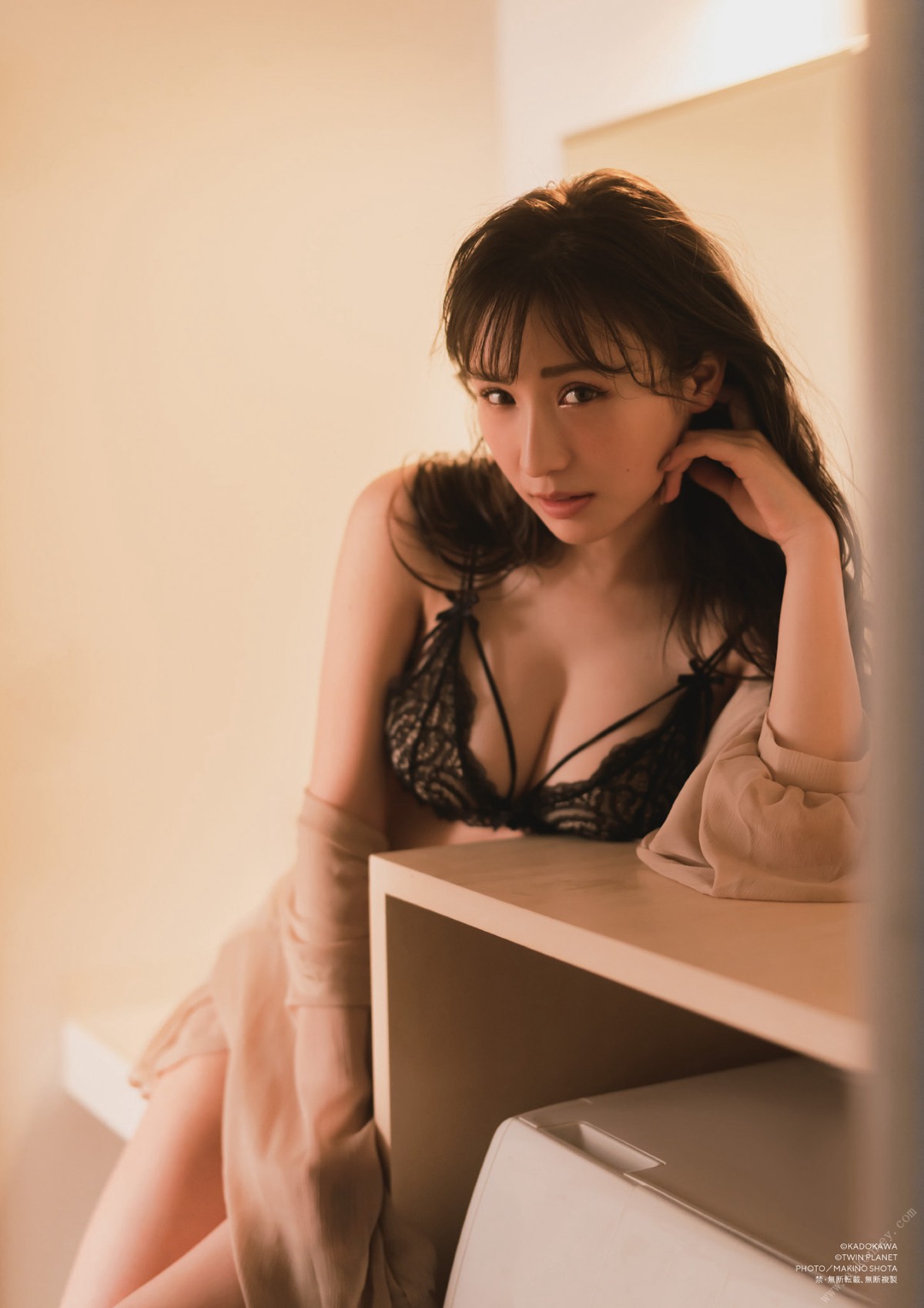 Photobook 2022 09 22 Ema Ito 伊藤愛真 1st Photobook Soleil ソレイユ B 0060 9843035558.jpg