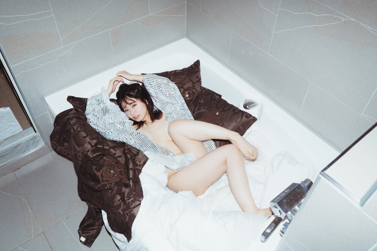 Photobook Fumika Nakayama 中山ふみか Escape 0089 6514383987.jpg