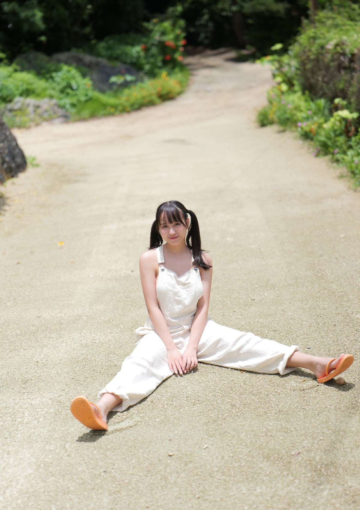 Photobook Mayu Niiya 新谷真由 1st Photobook Mayu No Tonari 0013 9168960453.jpg