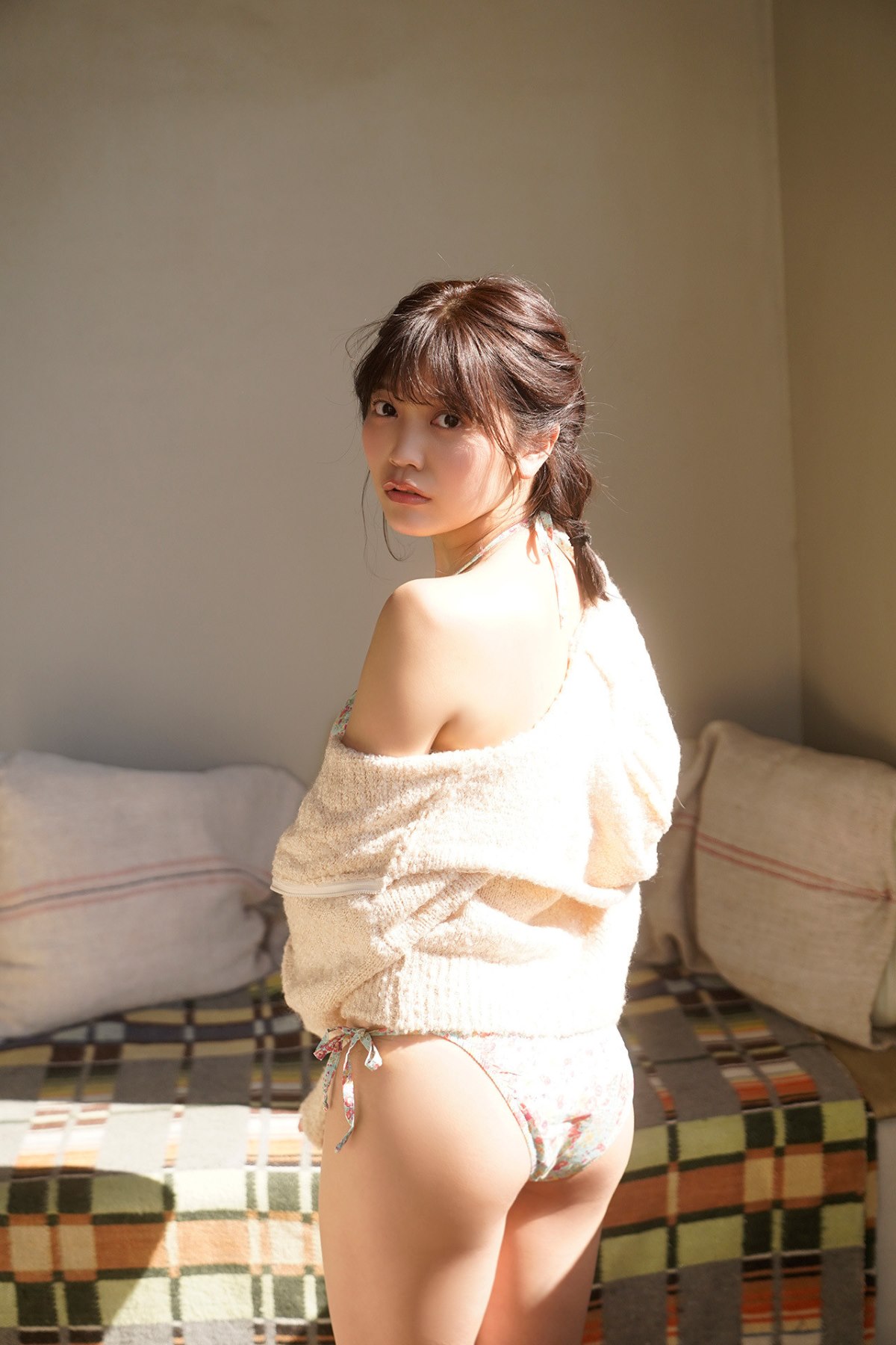 FLASH Photobook Reona Matsushita 松下玲緒菜 Journey With Bare Skin 0017 3038540551.jpg