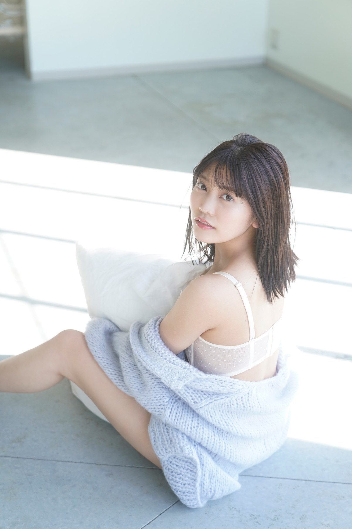 FLASH Photobook Reona Matsushita 松下玲緒菜 Journey With Bare Skin 0042 5856139572.jpg