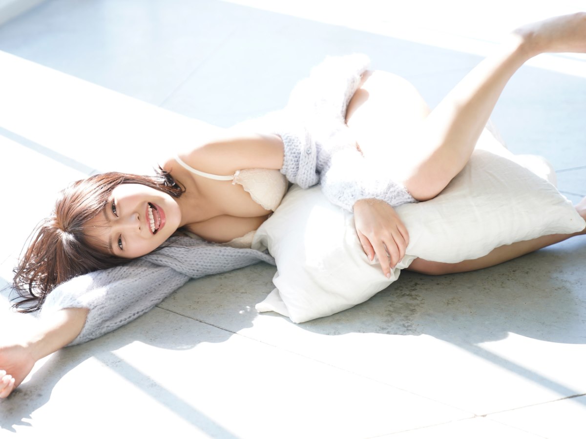 FLASH Photobook Reona Matsushita 松下玲緒菜 Journey With Bare Skin 0044 2103343142.jpg