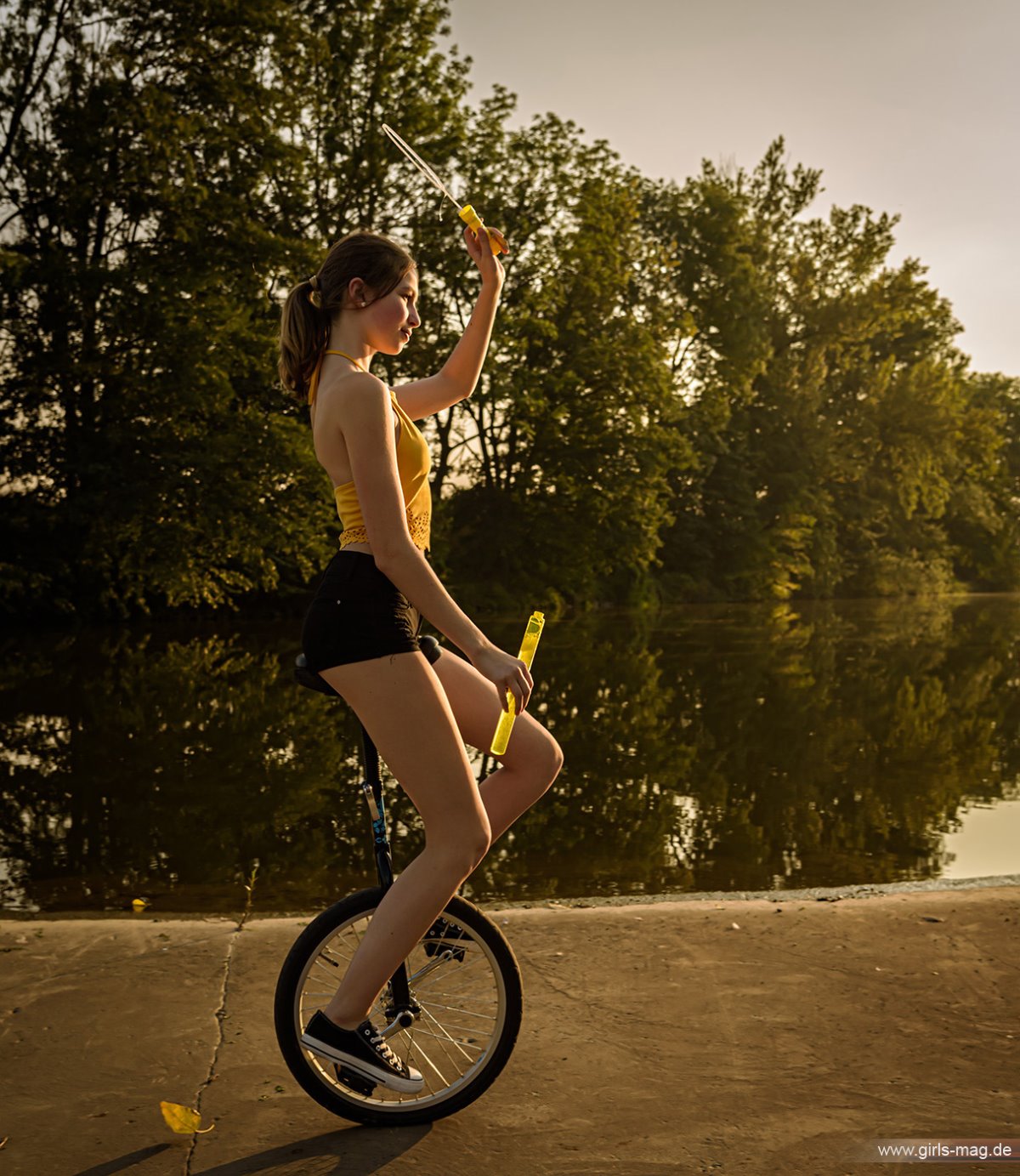 Girls Mag Annika Bubbles on a Unicycle 0122 8141205885.jpg