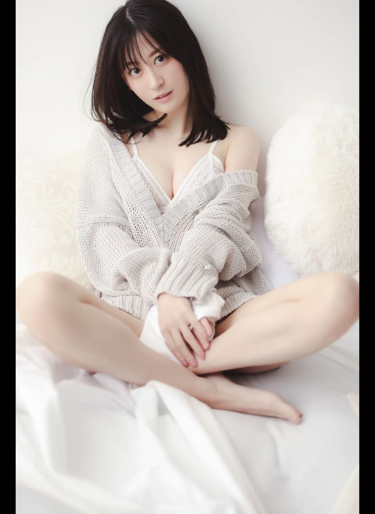 FRIDAYデジタル写真集 2023 04 19 Megumi Kaminishi 上西恵 Sensual Soft Skin 0010 2271302411.jpg