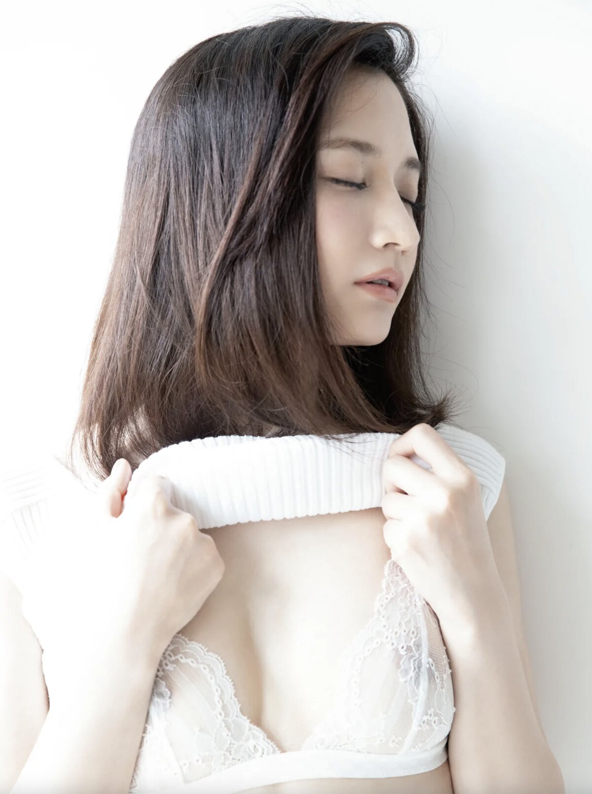 Photobook Kaede Shimizu 清水楓 Emerge As 0006 8146471518.jpg