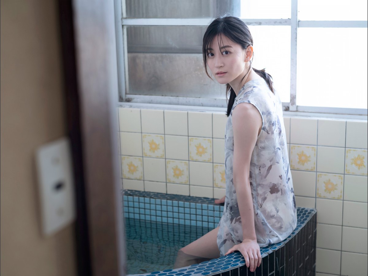 Weekly Gendai Photobook 2023 07 28 Kei Jonishi 上西恵 Mermaid On Land 0043 9326066621.jpg