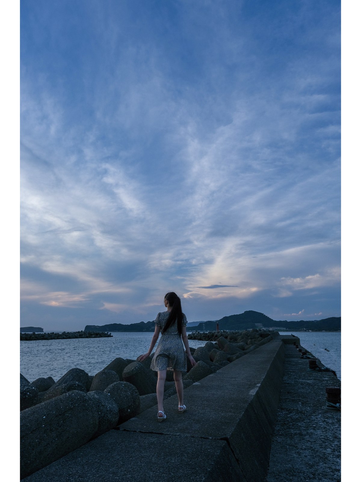 Photobook Kozue Minami 美波こづえ Sound Of Waves 0048 9928533885.jpg