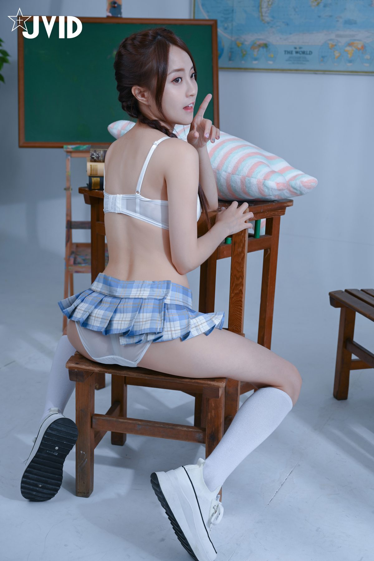 JVID Jia Jia Er 佳佳兒 Little Girl Taking Off Her School Uniform 0060 6937365078.jpg