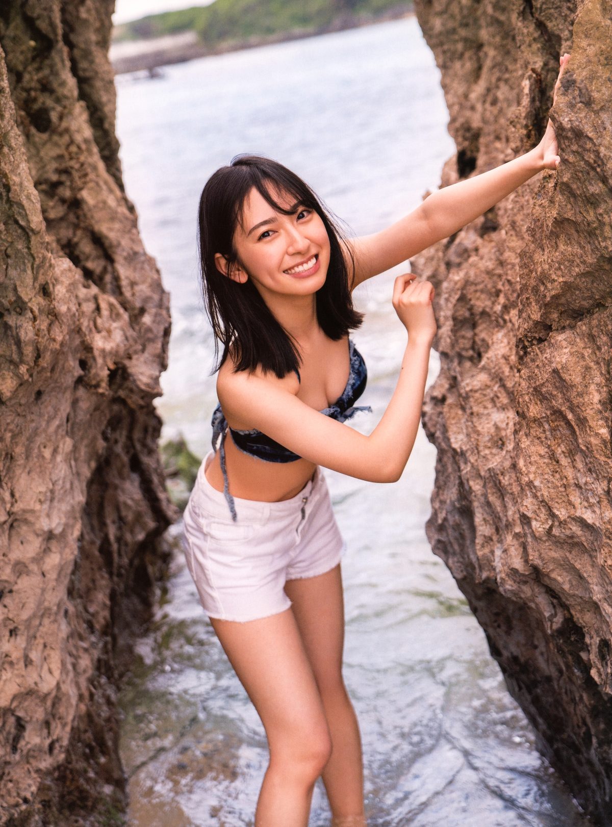 Kanemura Miku 1st Photobook v2 B 0034 7354593954.jpg