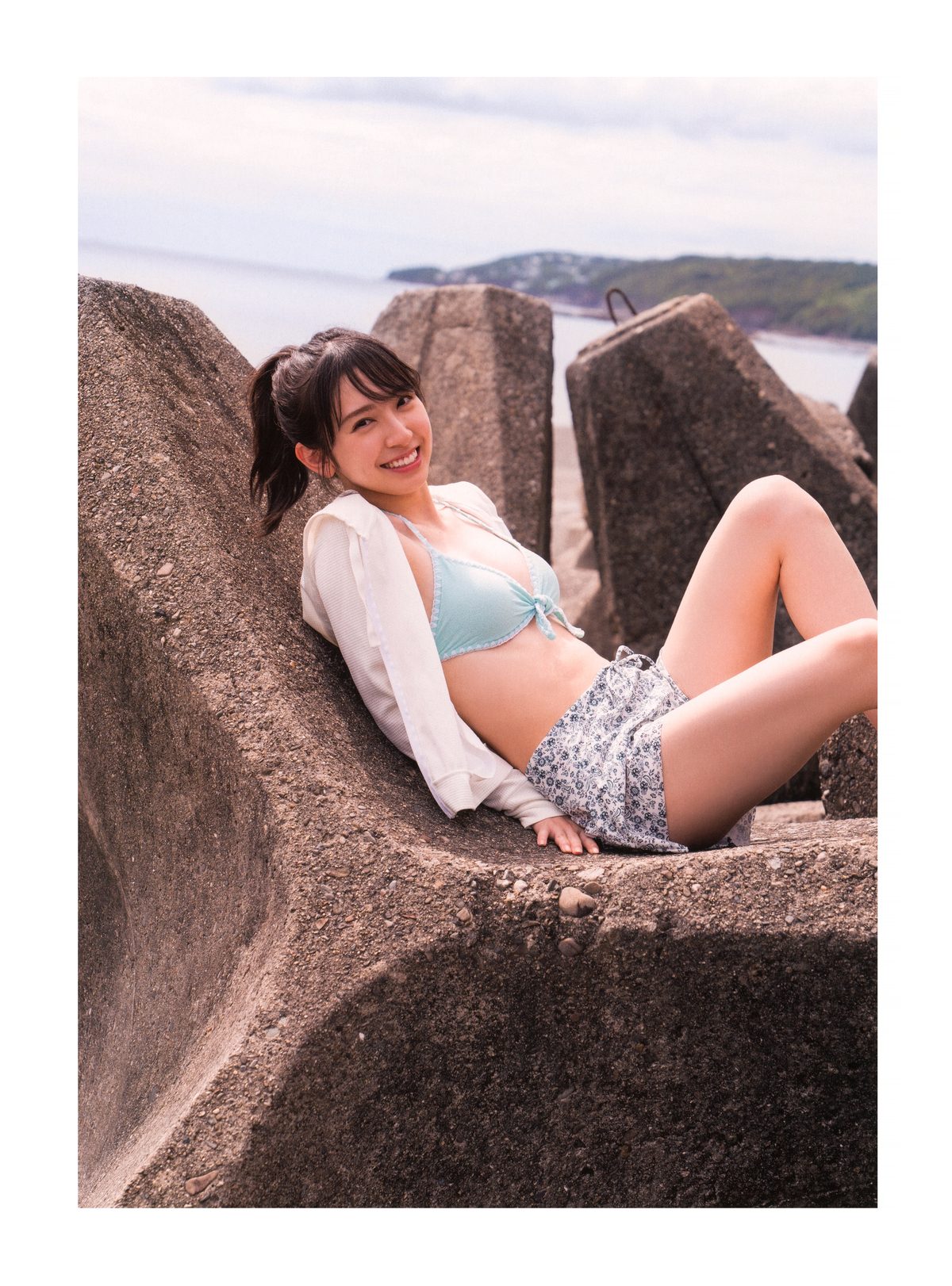 Kanemura Miku 1st Photobook v2 B 0056 7083838946.jpg