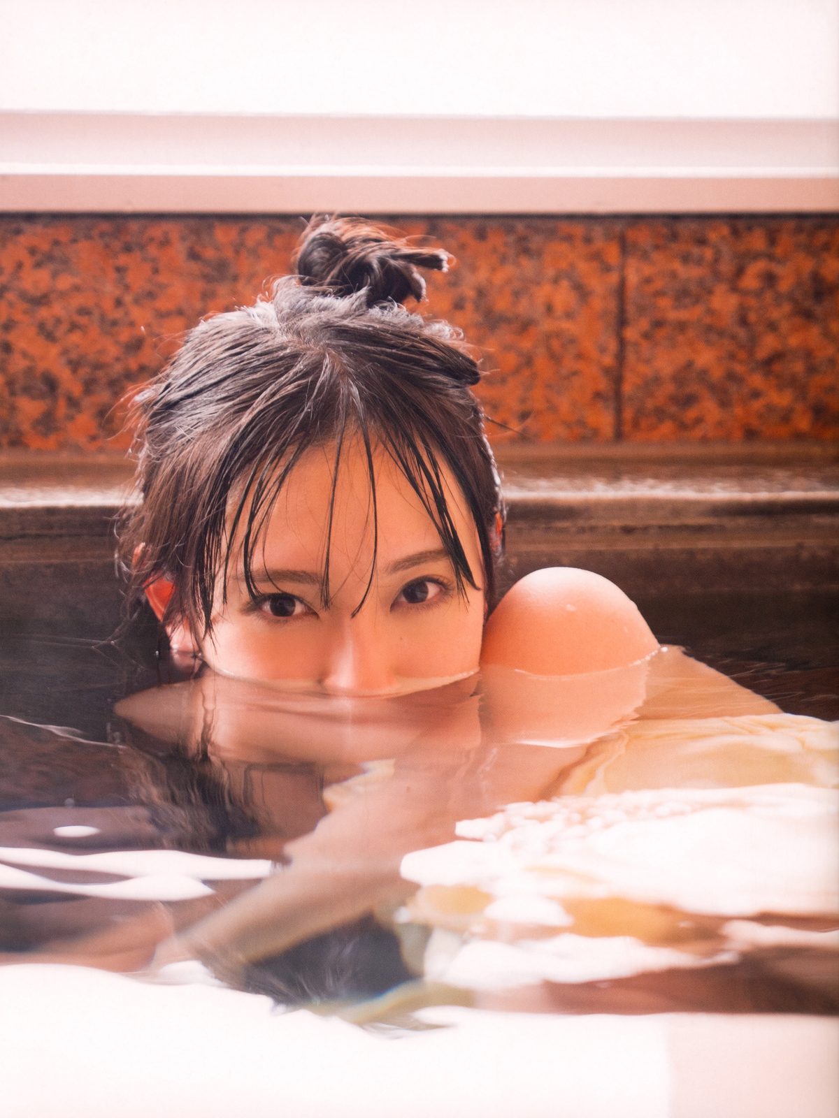 Kanemura Miku 1st Photobook v2 B 0090 3413619736.jpg