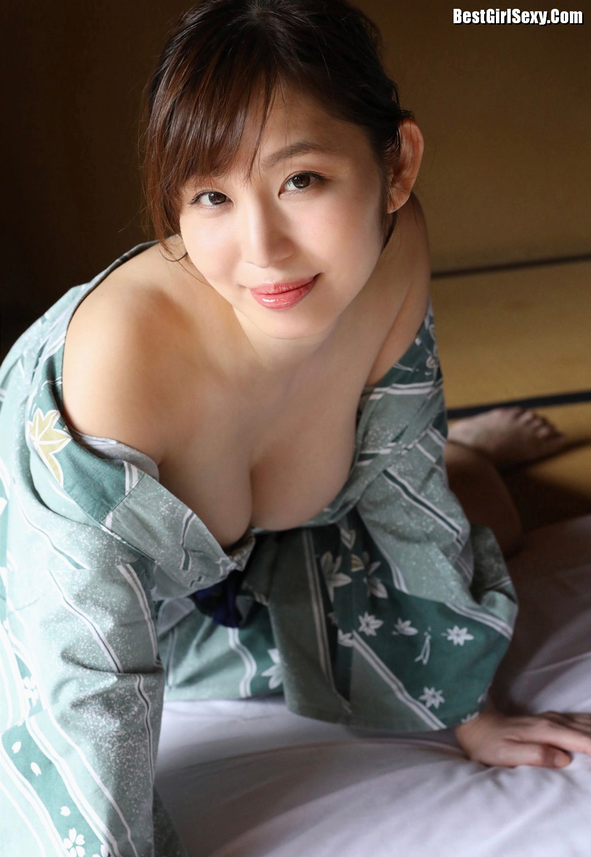 FRIDAY Misumi Shiochi 塩地美澄 One Night And Two Days A Special Journey Vol 3 0086 9502522481.jpg