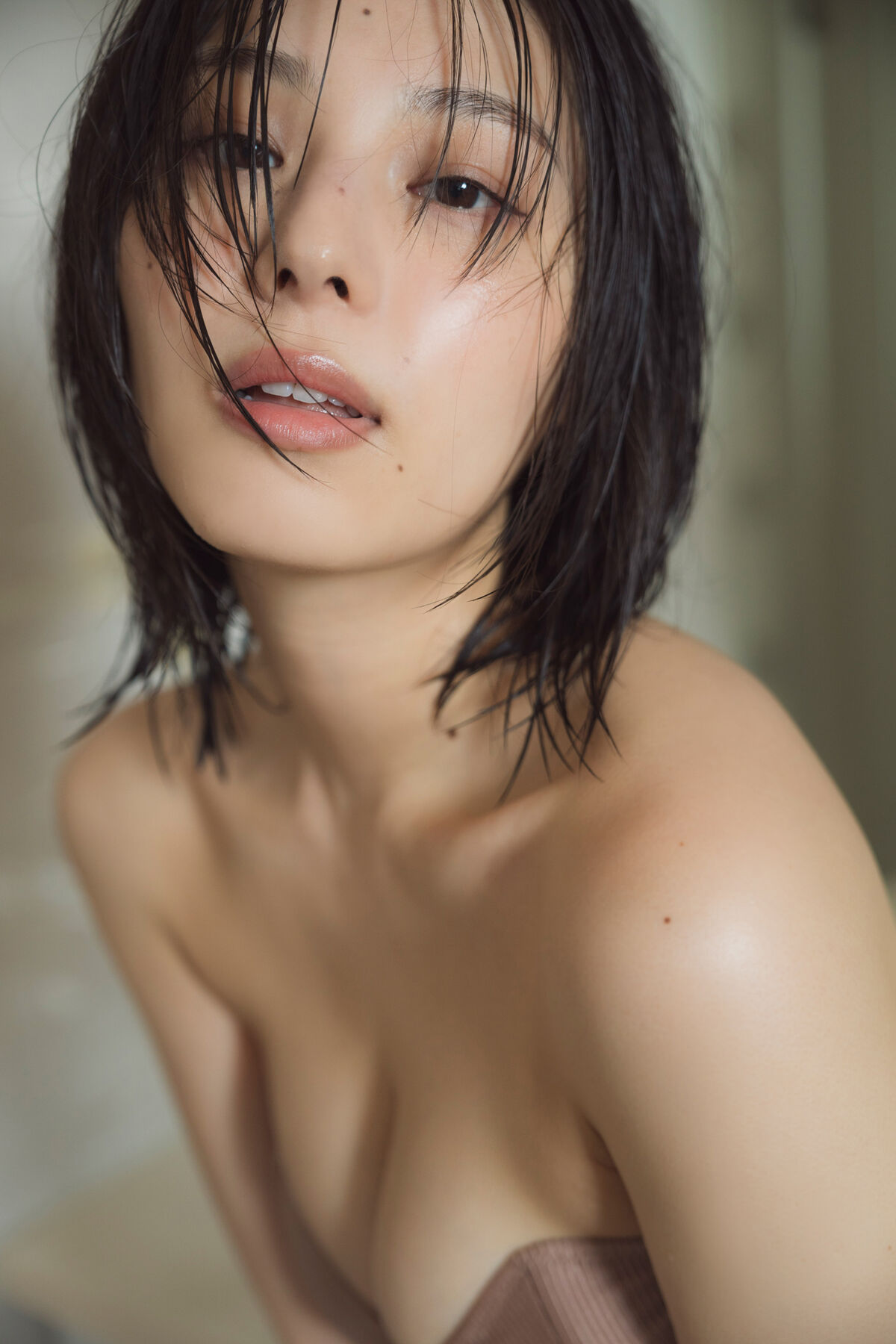 Photobook 2024 05 24 Iori Sagara 相楽伊織 のぞいてみる FRIDAYデジタル写真集 0063 8517550708.jpg